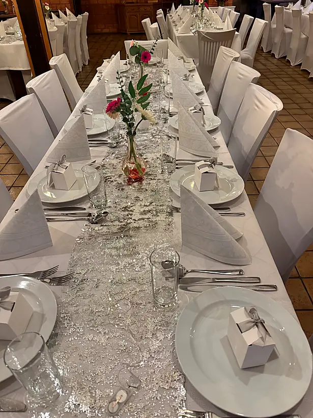 Lange weiße Festtafel