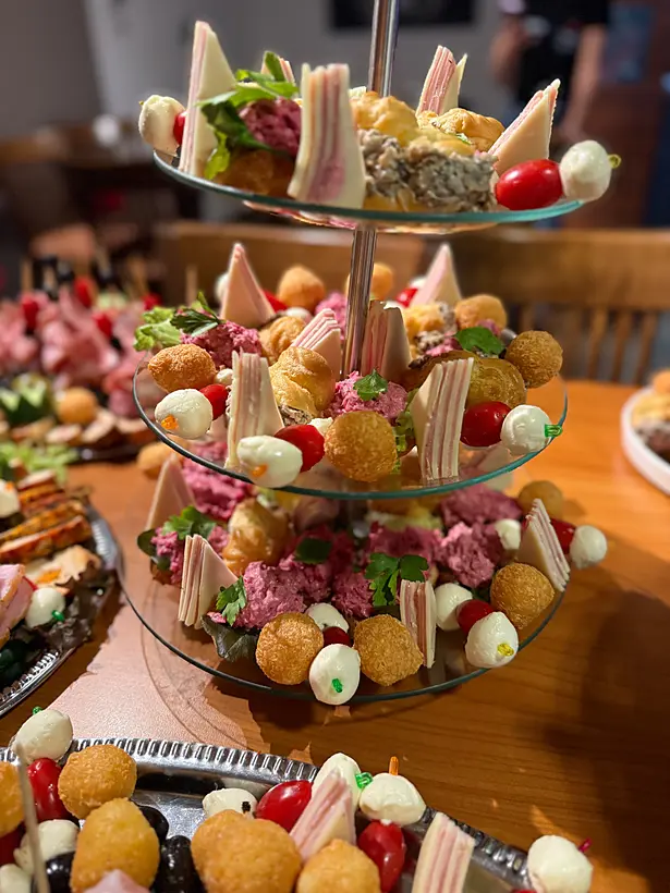 Etagere mit Canapés