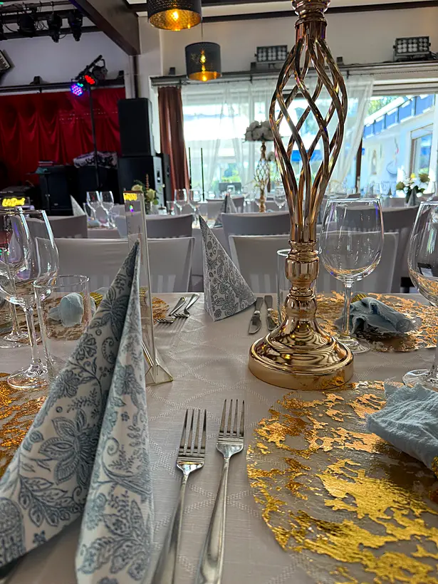 Gedeckter Tisch mit goldenem Kerzenständer