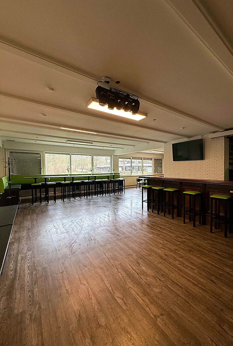 Der Saal mit Bar und Tanzfläche