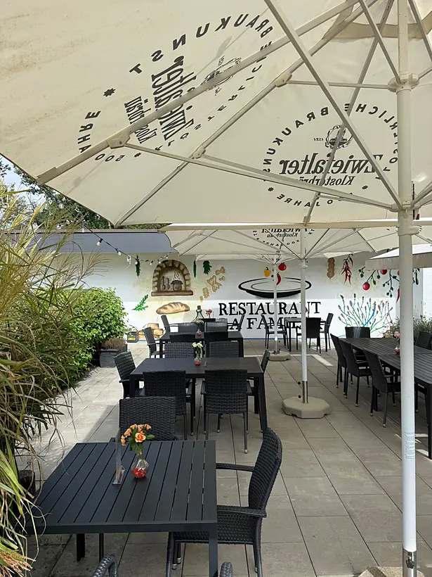 Terrasse mit Sonnenschirmen und Wandbild
