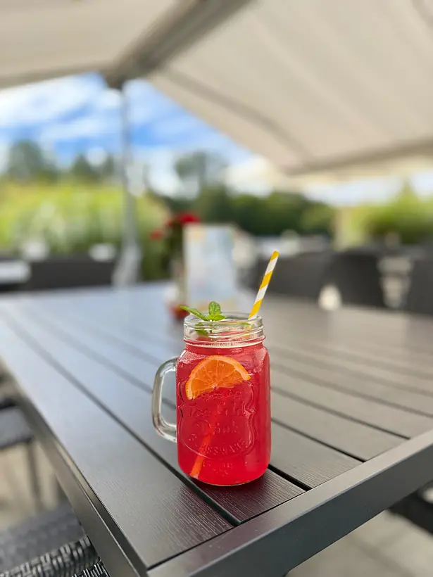 Hausgemachte Limonade auf der Terrasse
