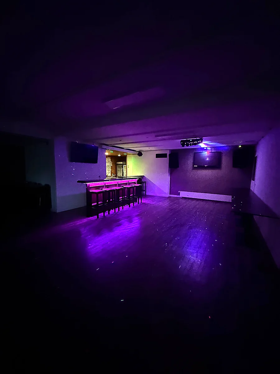 Die Bar mit Partybeleuchtung