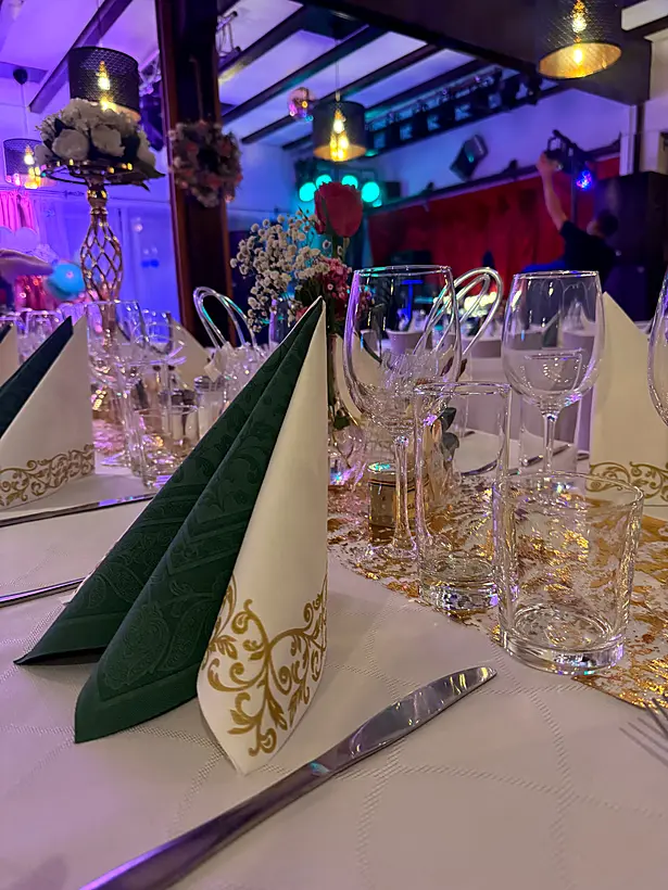 Festlich gedeckter Tisch mit Servietten und Gläsern