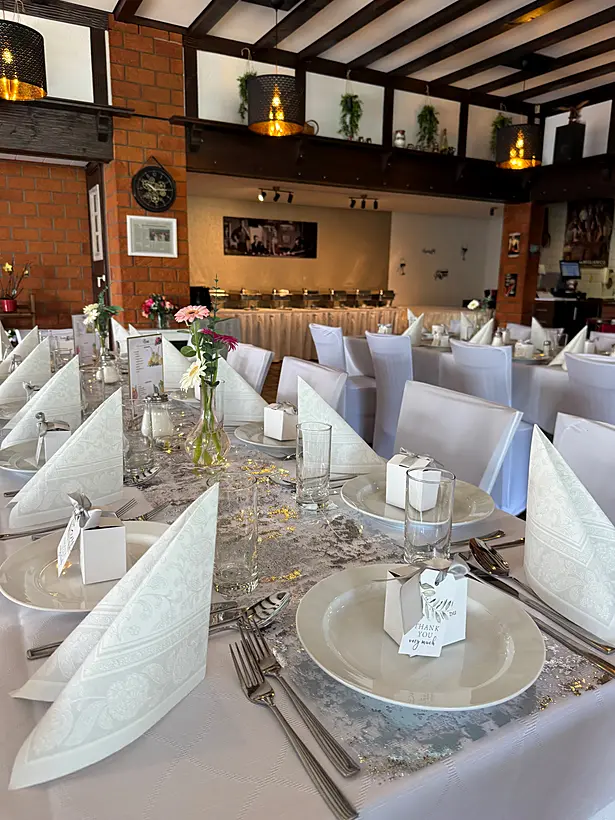 Festtafel mit Buffet im Hintergrund