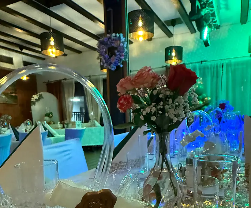 Tischdekoration mit Blumen im Restaurant