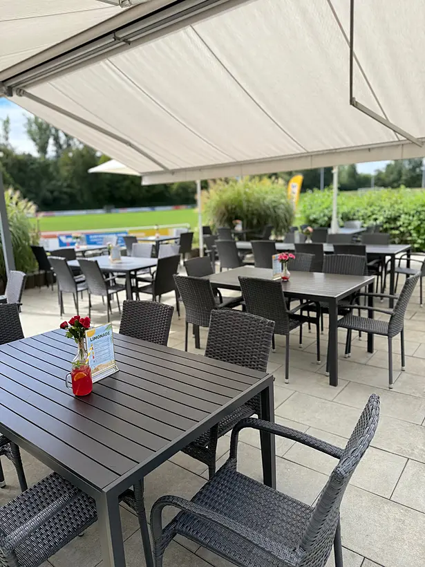 Terrasse mit Markise und Blick ins Grüne