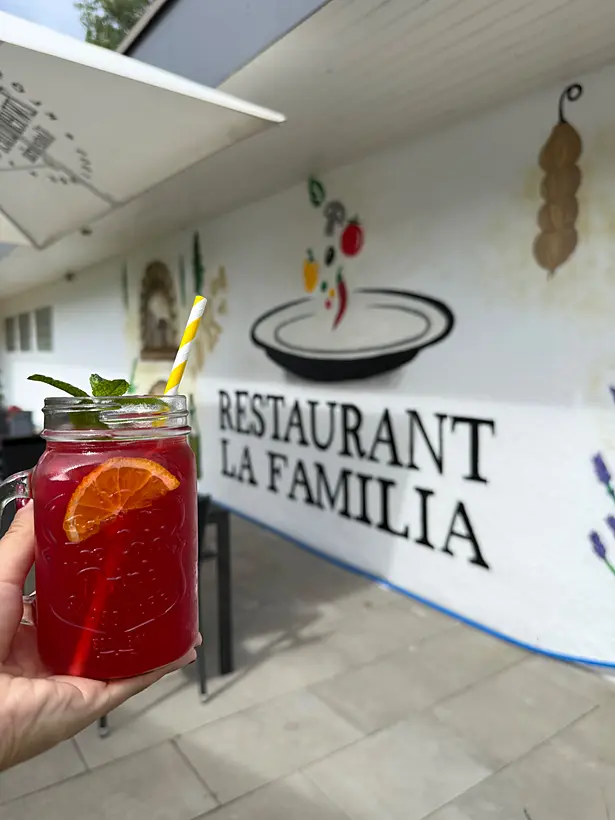 Limonade vor dem Wandbild Restaurant La Familia