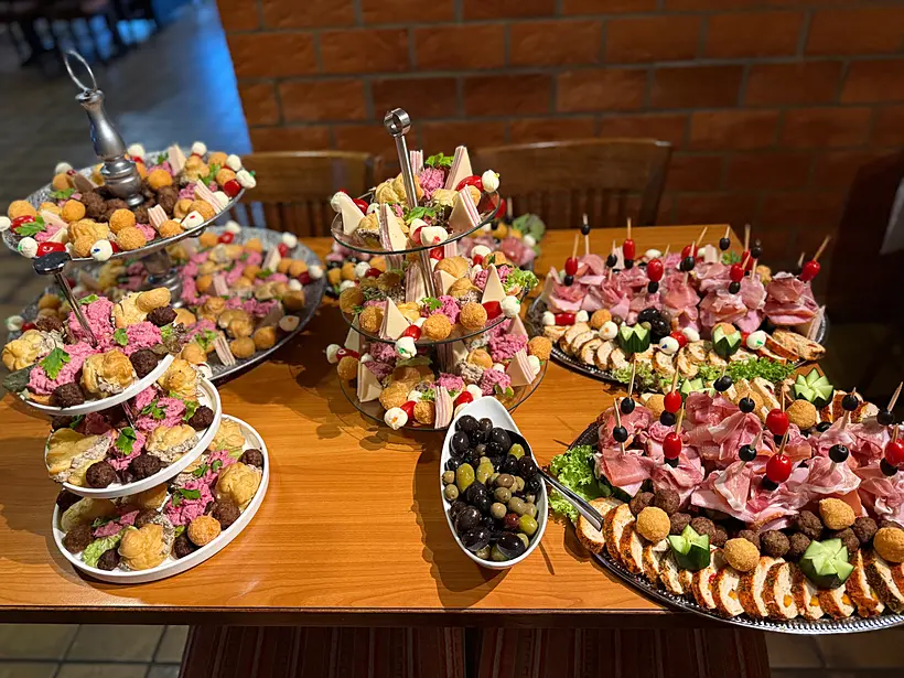 Kaltes Buffet mit Etageren und Platten