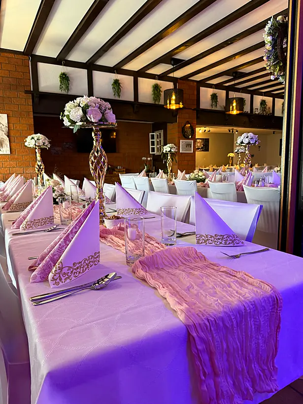 Festtafel in Rosa mit Blumen