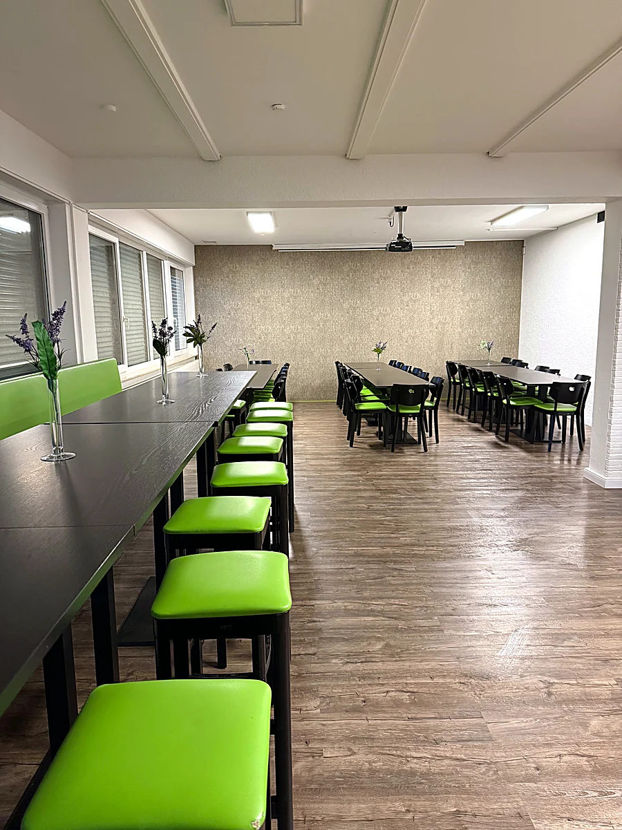 Tische im Saal